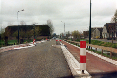 847740 Gezicht over de weg Dorp in Benschop vanuit de auto, na de herinrichting van de weg met een nieuwe ...